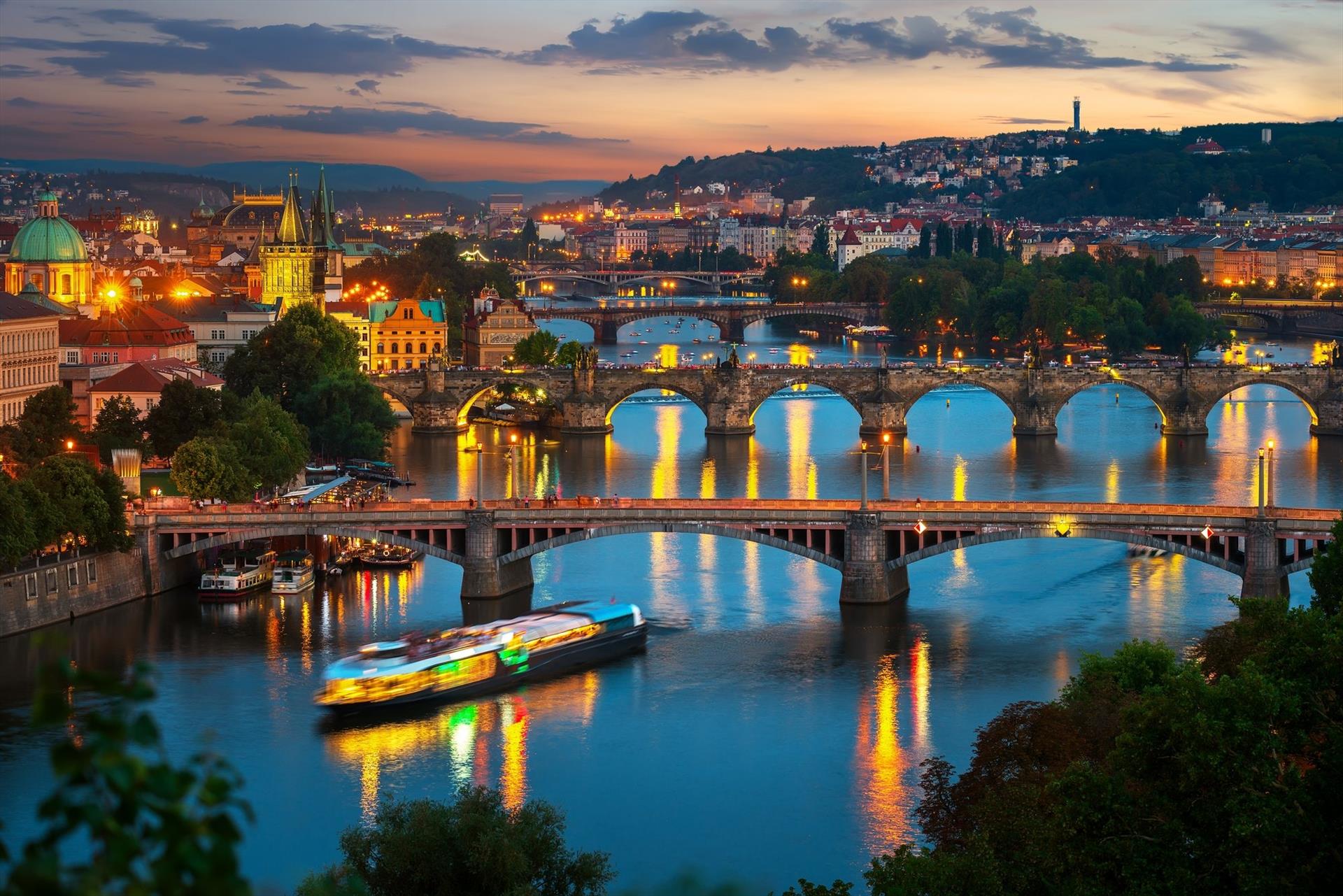 Prag bei Nacht — Dinnerfahrt